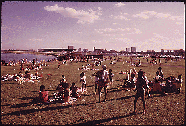 CHICAGO FAMILIES ENJOYING THE SUMMER WEATHER AT THE 12TH STREET BEACH ON  LAKE MICHIGAN. – Rediscovering Black History