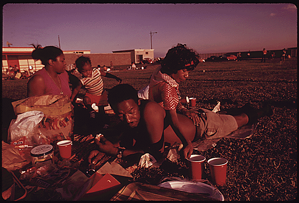 CHICAGO FAMILIES ENJOYING THE SUMMER WEATHER AT THE 12TH STREET BEACH ON  LAKE MICHIGAN. – Rediscovering Black History